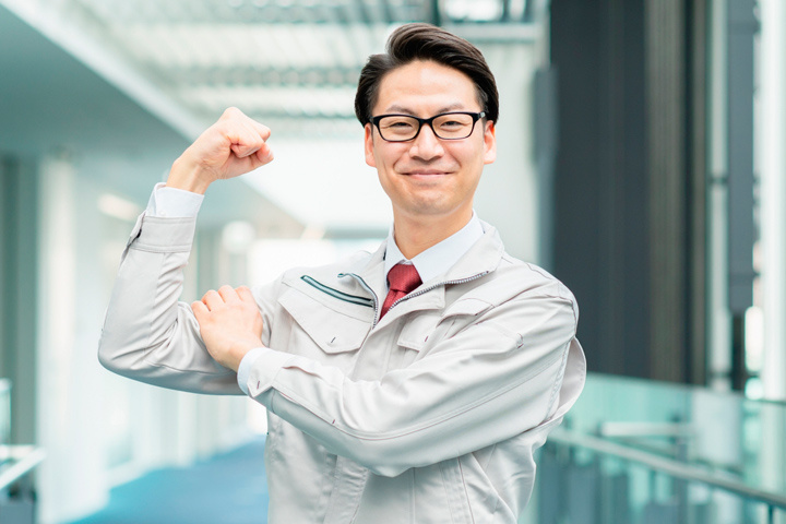 作業服を着た笑顔の男性スタッフ