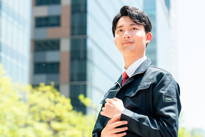 作業服を着た笑顔の男性スタッフ