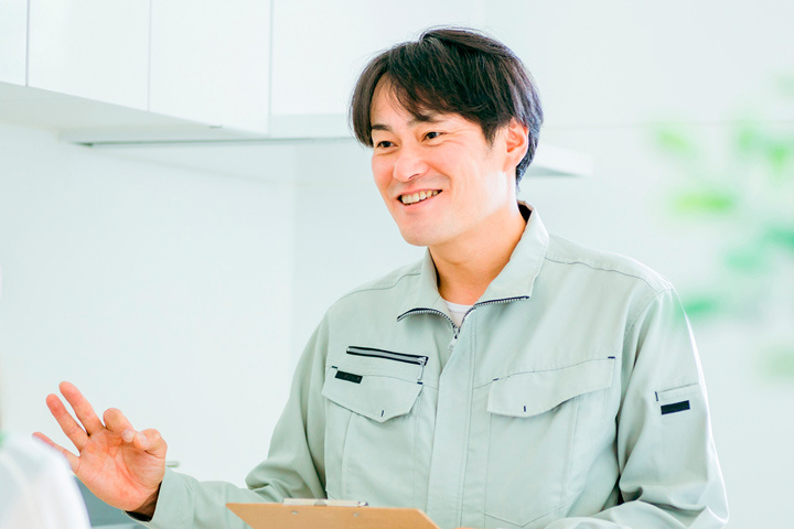 作業服を着た笑顔の男性スタッフ