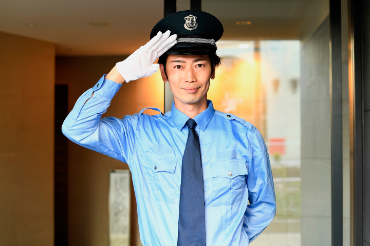 帽子と制服を着た警備員の写真