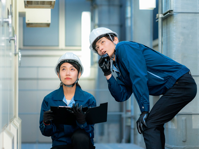 男女の電気工事スタッフ