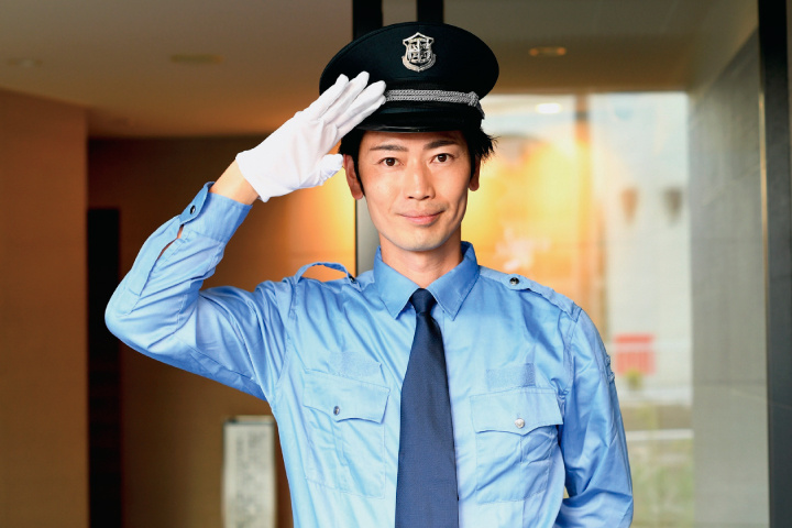 敬礼をする男性警備員の写真