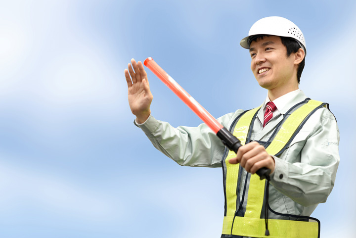 交通誘導警備員　男性写真