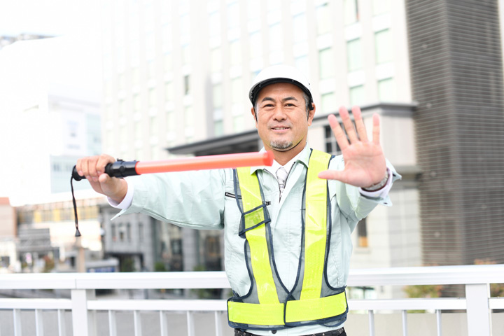 交通誘導警備員　男性写真