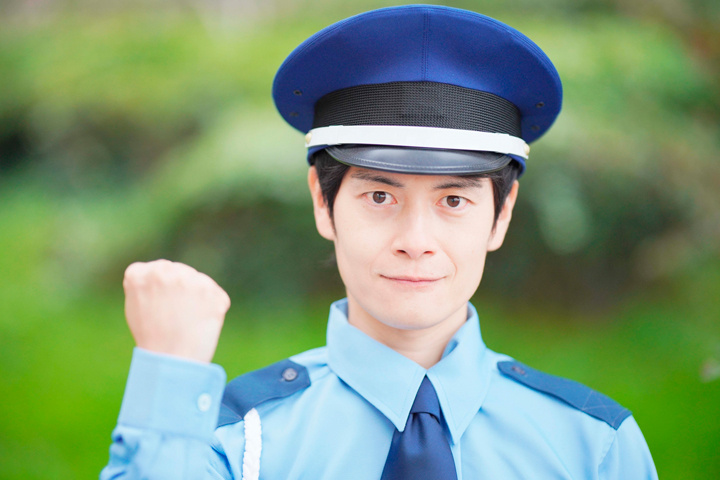 ガッツポーズをする警備員の写真