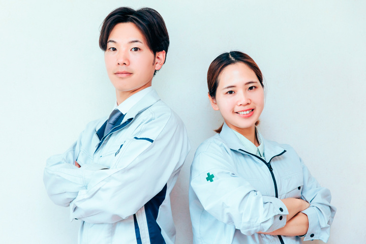 作業服の男女スタッフ