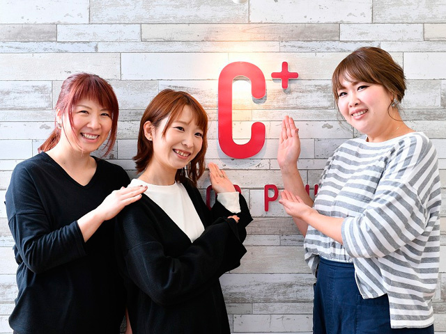 女性従業員が笑顔で並んでいる写真
