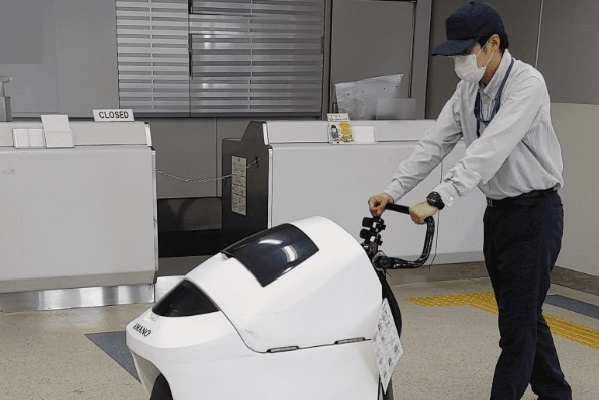 機械を使って床を清潔にする男性