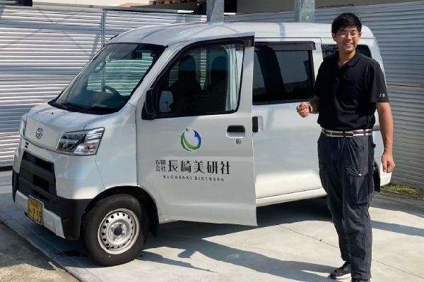 車の横で笑顔の男性