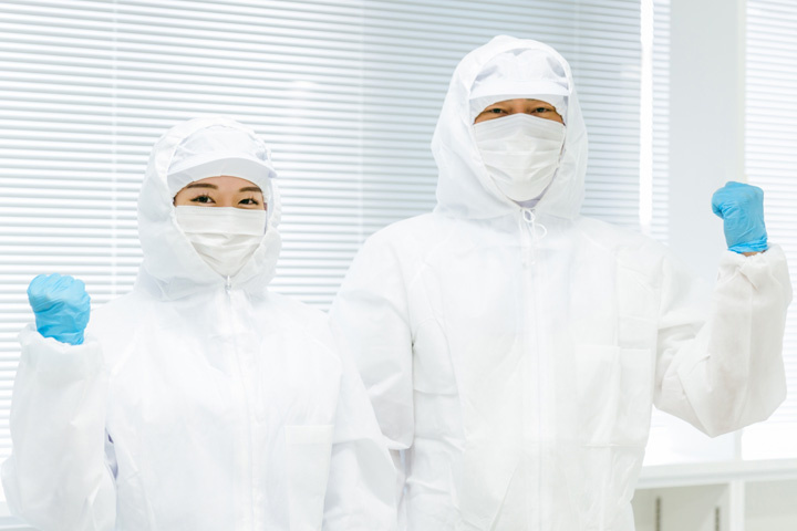 クリーンスーツのスタッフ写真