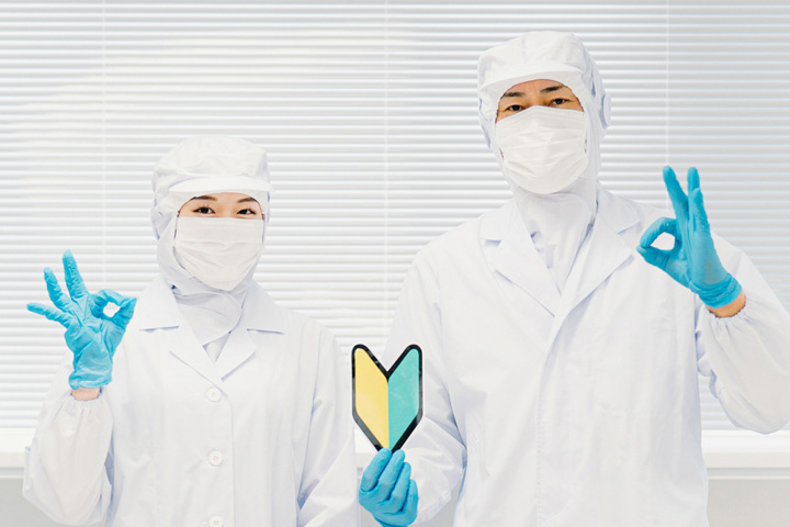 クリーンスーツのスタッフ写真