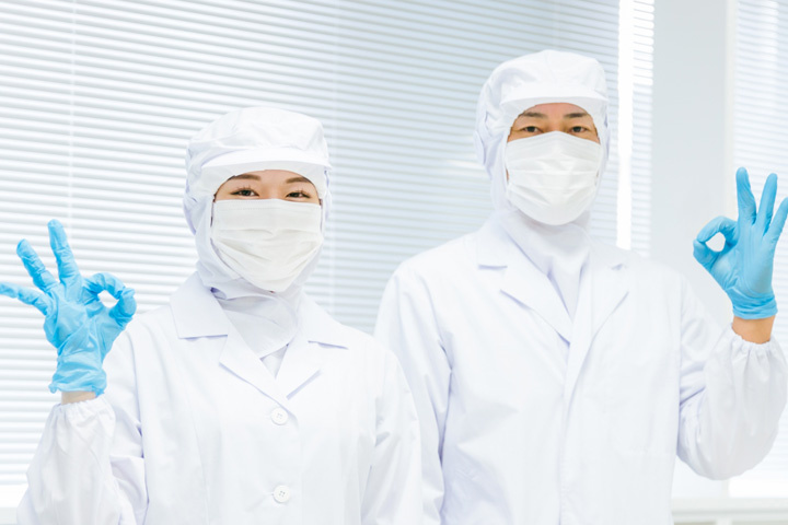 クリーンスーツのスタッフ写真