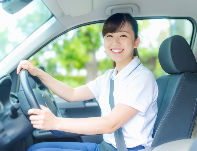 女性の介護タクシー運転手