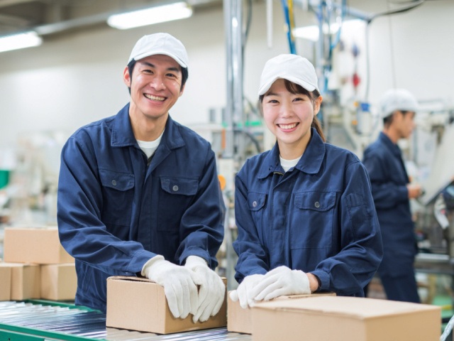 製造工場系イメージ写真　作業着男女