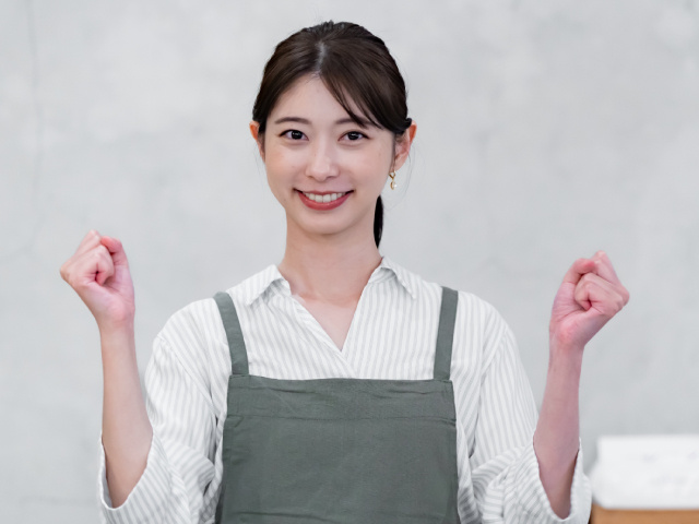 エプロン女性のイメージ写真
