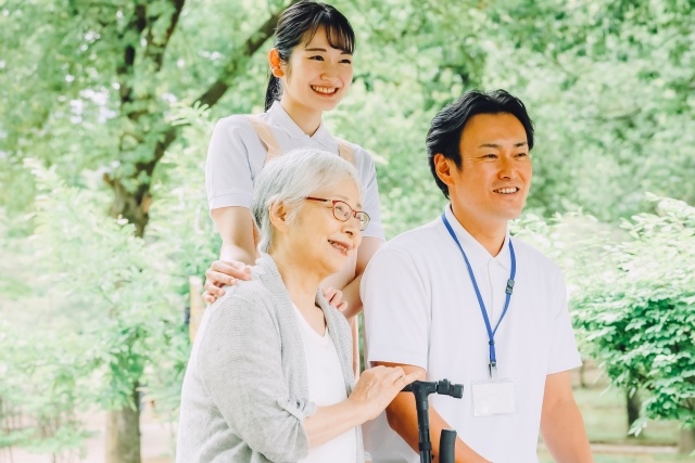 男女の介護員の方が入居者(利用者)様とまどろんでいる様子