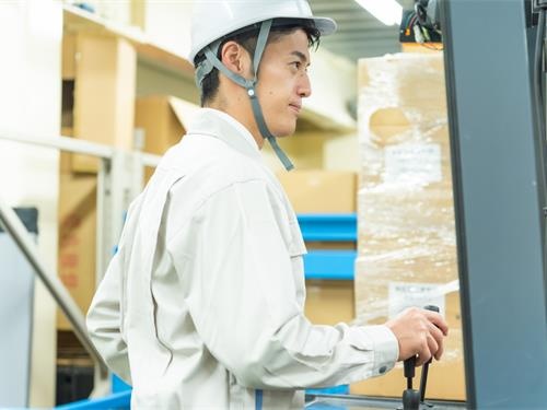 リーチフォークリフト作業