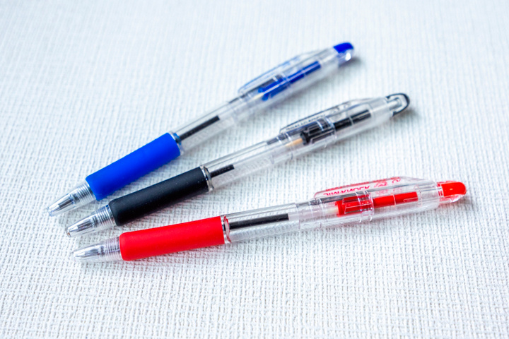 赤・青・黒、3色のボールペン