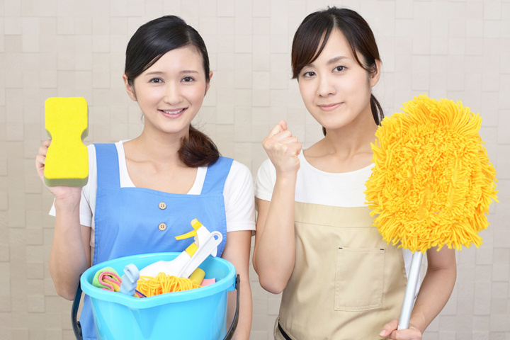 清掃用具を持った作業員