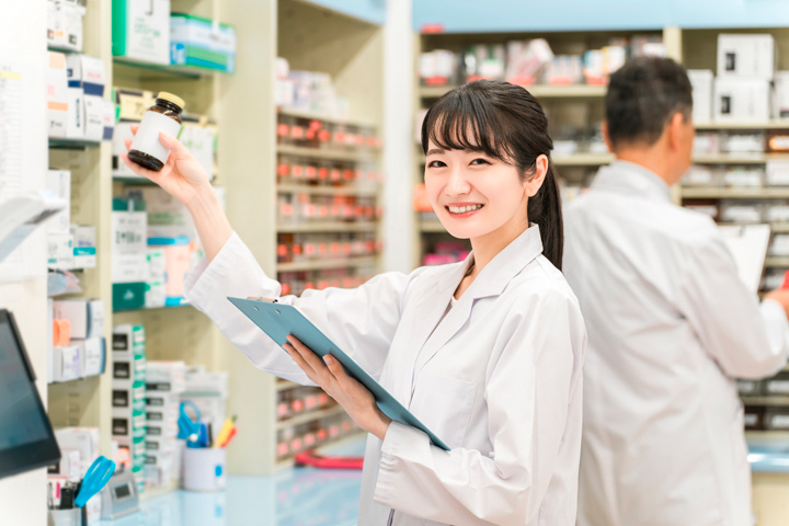 薬局で働くスタッフ