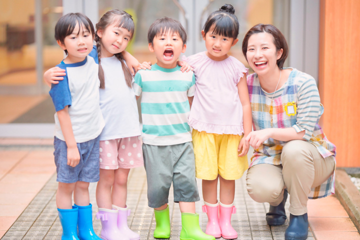 笑顔の子供と保育士