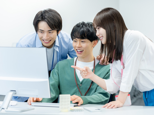 オフィスで働くビジネスパーソン