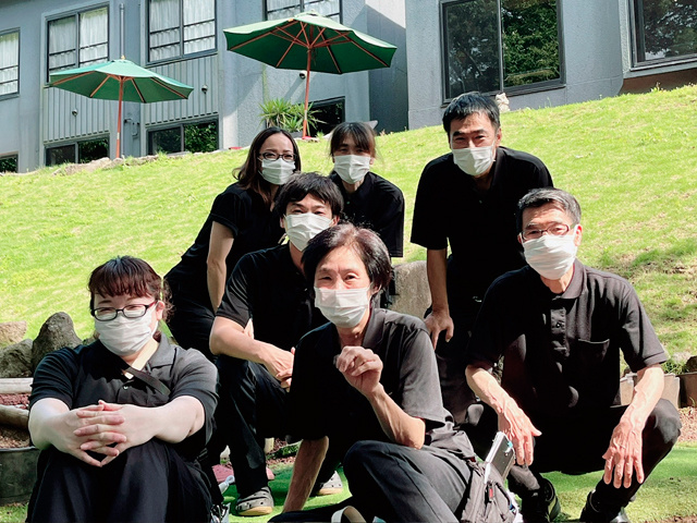 男女の清掃スタッフが並んでいる写真