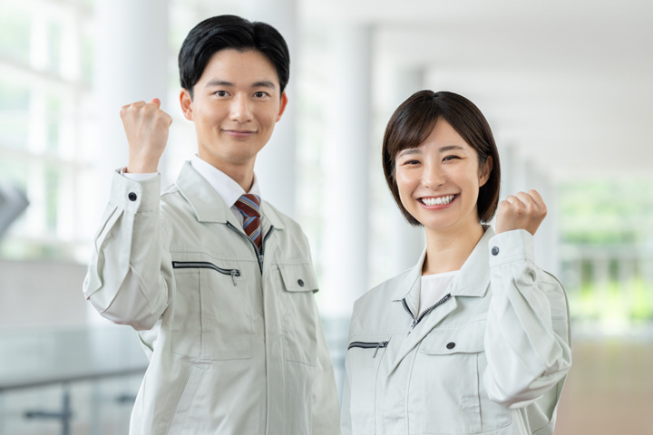 作業着を着た男女の写真