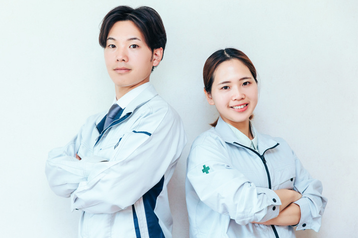 作業着を着た男女の写真