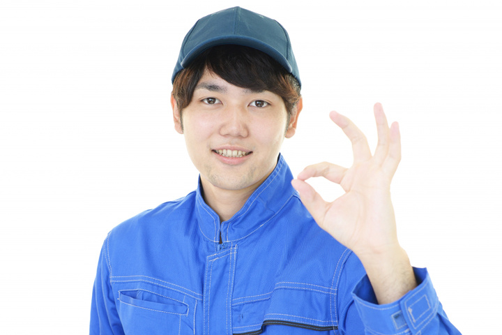 帽子をかぶった笑顔の人物写真