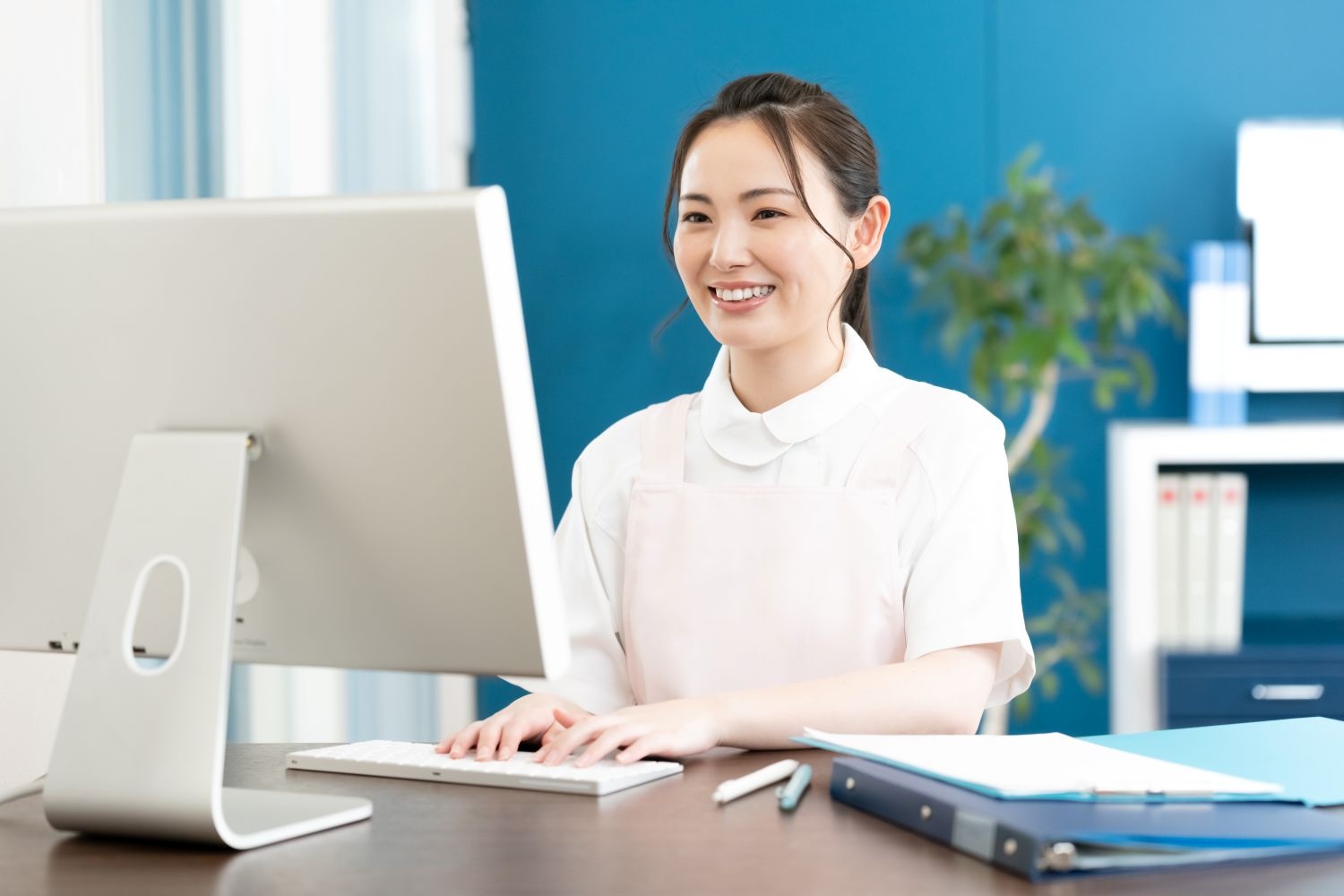パソコン入力中の看護師(白)