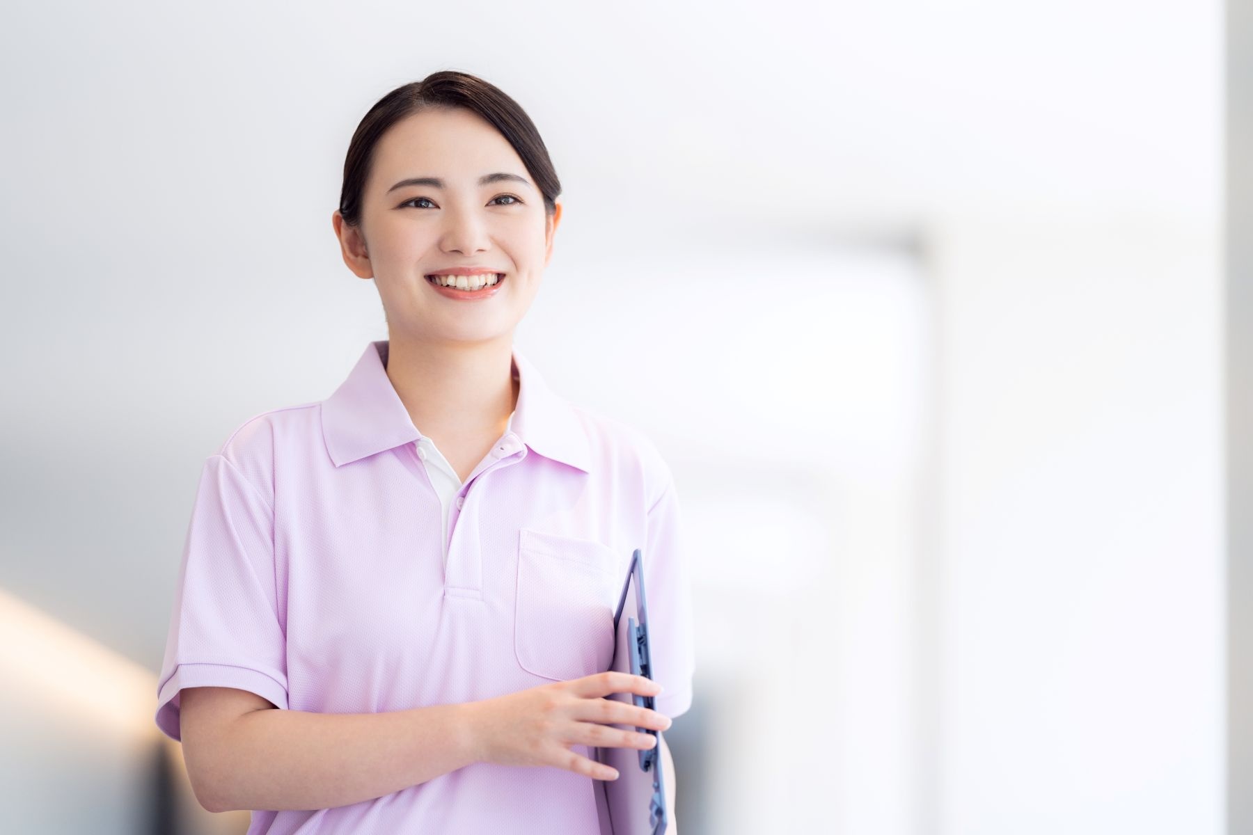 問診表を持って移動する看護師