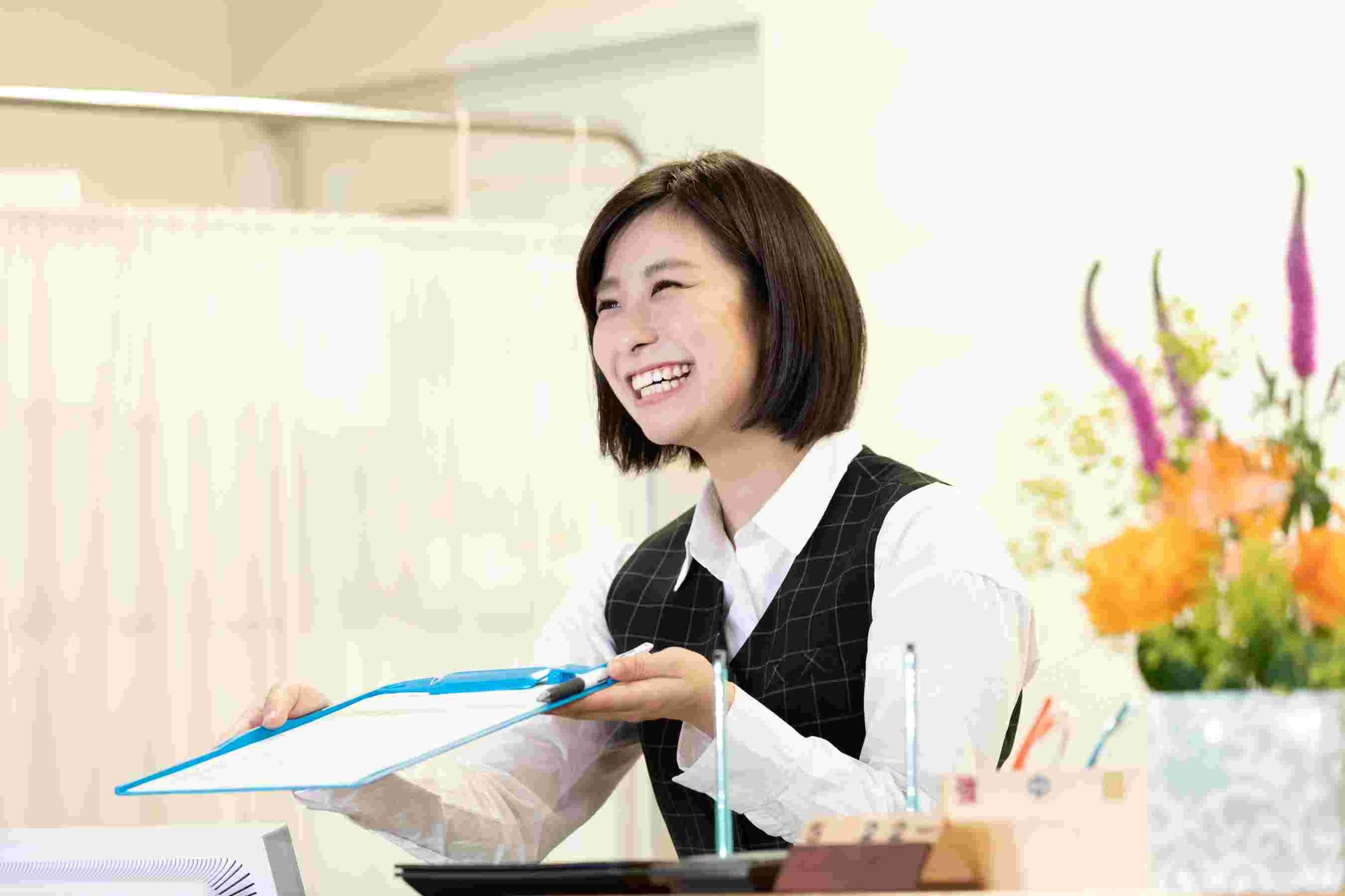 受付事務の女性