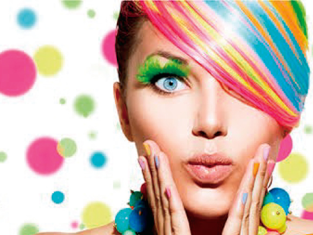 カラフルな髪色の人物