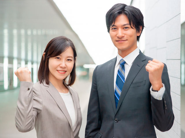 スーツの男女の写真