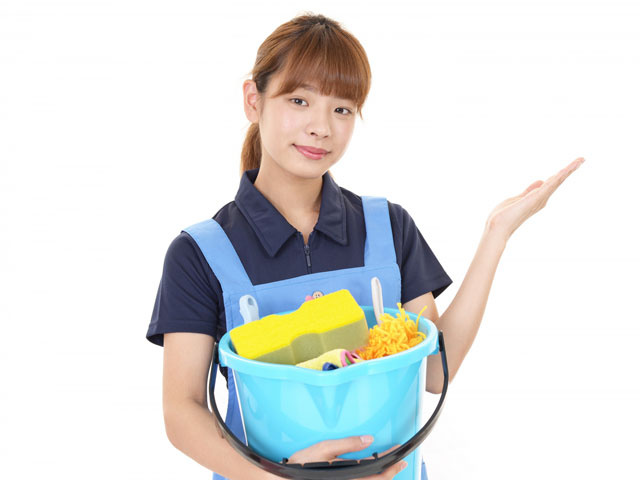掃除道具を持った女性の写真