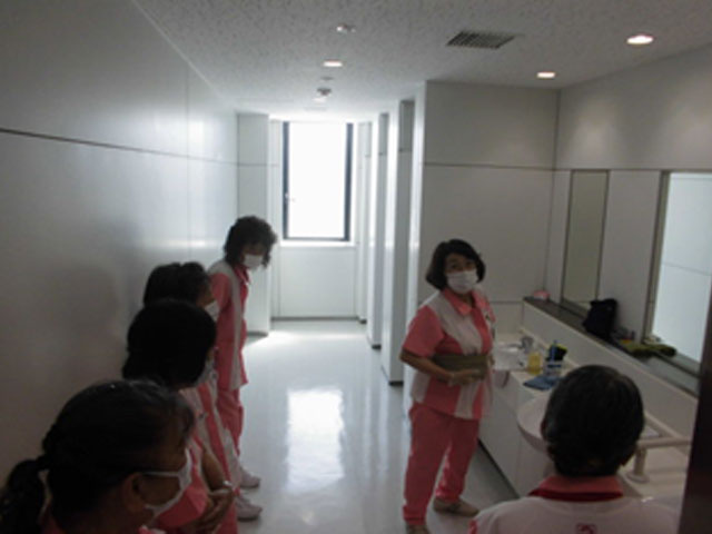 大学構内の清掃写真
