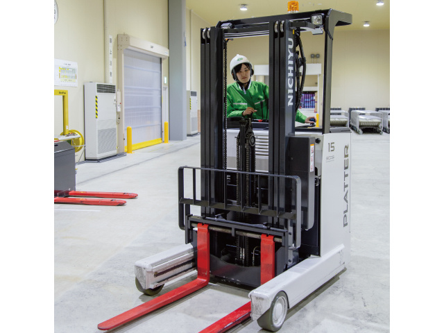 フォークリフトを運転する人