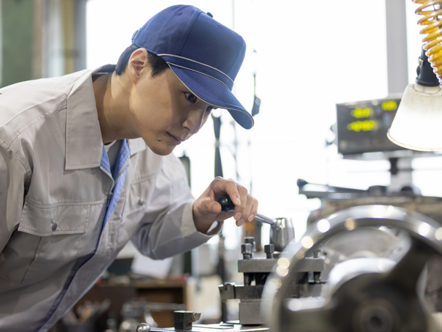 機械操作する男性