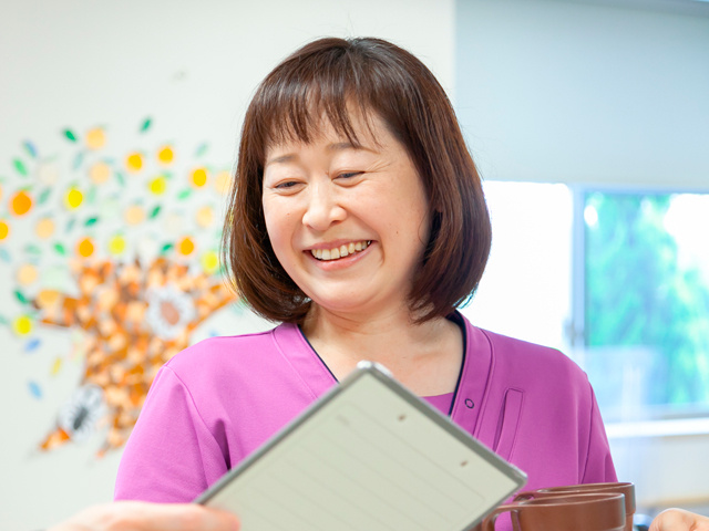 笑顔の女性職員