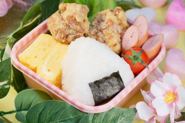 おにぎり弁当の写真