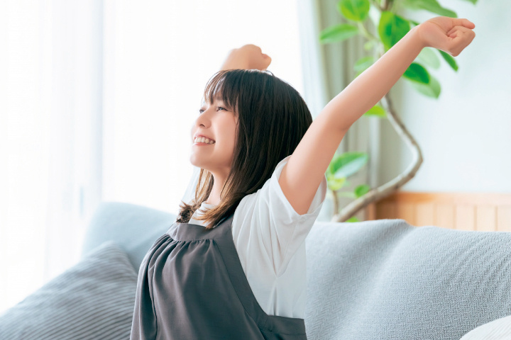伸びをする女性の写真