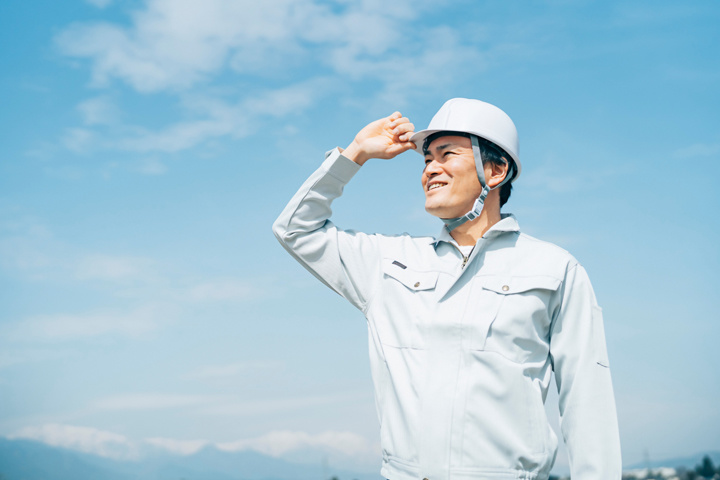 ヘルメットを着用した男性スタッフ