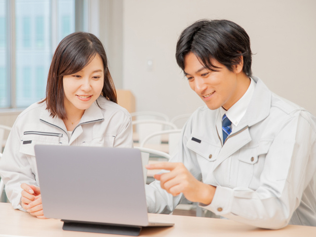 パソコン入力している男女