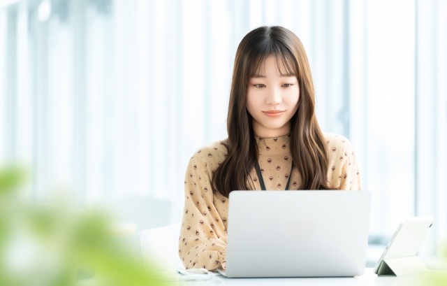 パソコンを操作する女性の写真