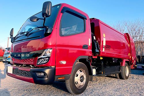 赤いパッカー車の写真