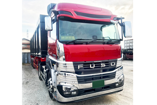 赤い大型トラックの写真