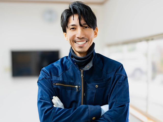 笑顔で微笑む男性作業員