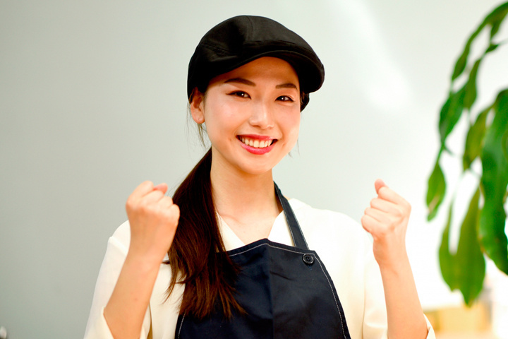 ガッツポーズを取る女性スタッフ