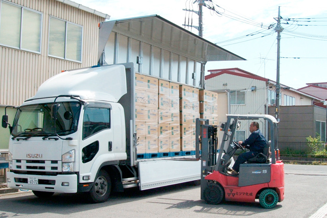 フォークリフトに乗っている作業員